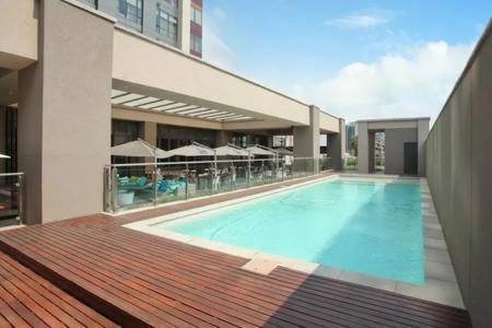 Sandton Skye Apartment Йоханнесбург Экстерьер фото
